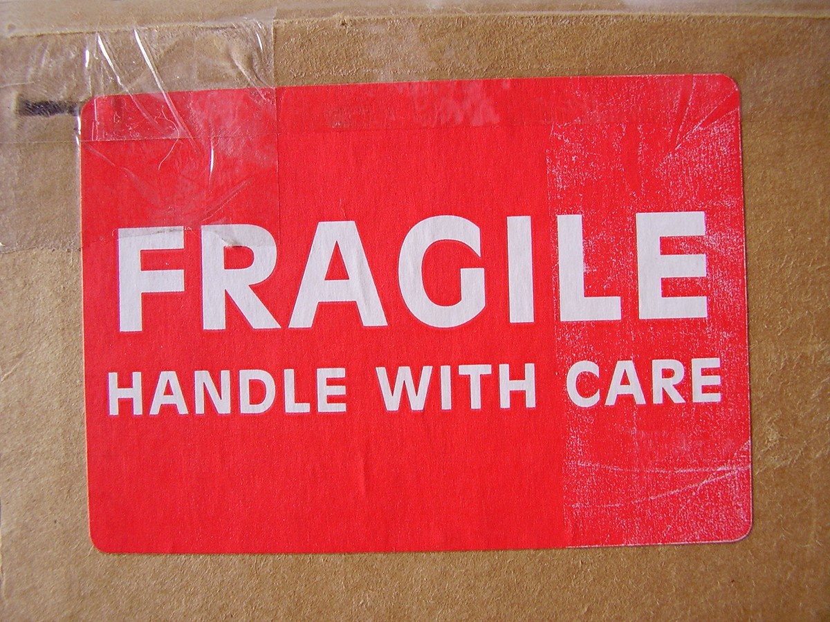 rood label met de tekst Fragile, handle with care